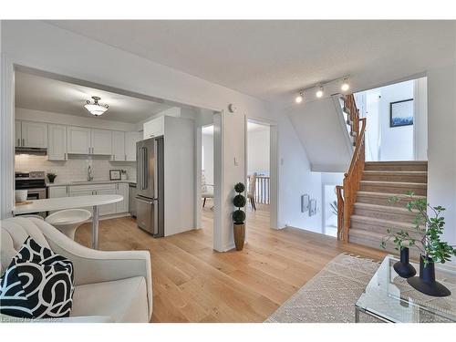 44 Killarney Court, Brampton, ON - Indoor Photo Showing Kitchen