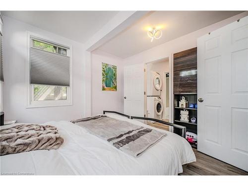 116 Park Row N, Hamilton, ON - Indoor Photo Showing Bedroom