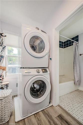 116 Park Row N, Hamilton, ON - Indoor Photo Showing Laundry Room