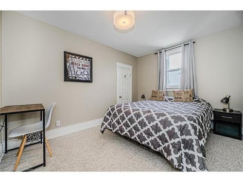 116 Park Row N, Hamilton, ON - Indoor Photo Showing Bedroom