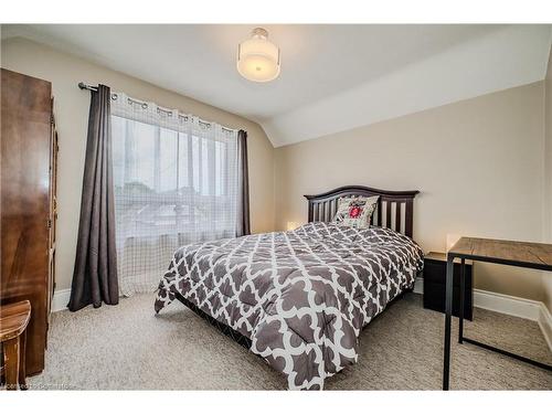 116 Park Row N, Hamilton, ON - Indoor Photo Showing Bedroom