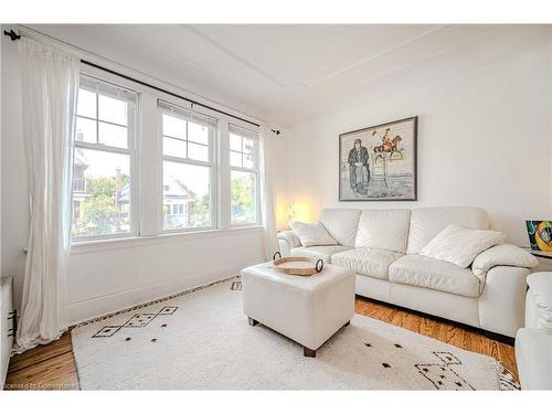 116 Park Row N, Hamilton, ON - Indoor Photo Showing Living Room