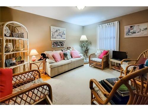 2034 Faversham Avenue, Burlington, ON - Indoor Photo Showing Living Room