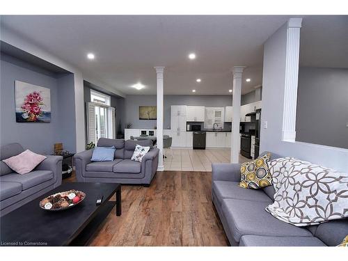 79 Aquasanta Crescent, Hamilton, ON - Indoor Photo Showing Living Room