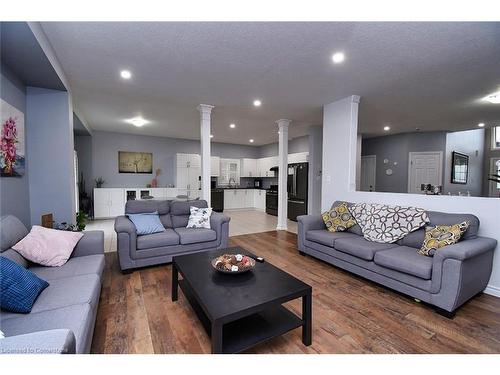 79 Aquasanta Crescent, Hamilton, ON - Indoor Photo Showing Living Room