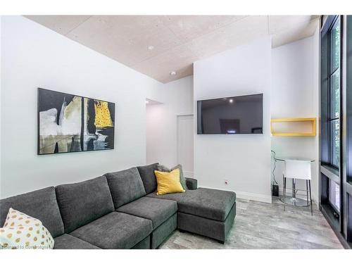 1323 Hidden Valley Road, Burlington, ON - Indoor Photo Showing Living Room