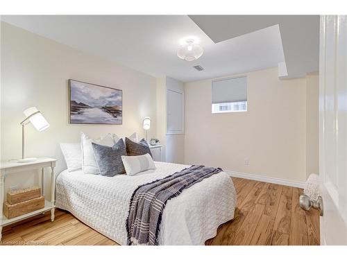 3099 Shannon Crescent, Oakville, ON - Indoor Photo Showing Bedroom