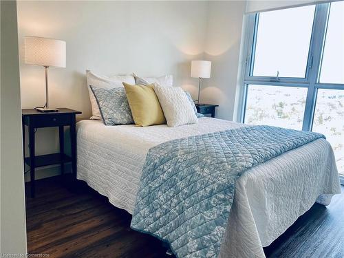 1203-2093 Fairview Street, Burlington, ON - Indoor Photo Showing Bedroom