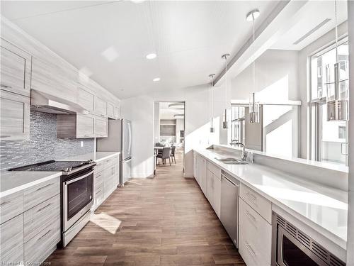 1203-2093 Fairview Street, Burlington, ON - Indoor Photo Showing Kitchen With Double Sink With Upgraded Kitchen