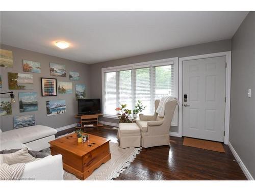 42 Seneca Street Street, Cayuga, ON - Indoor Photo Showing Living Room