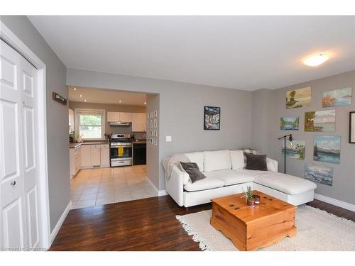 42 Seneca Street Street, Cayuga, ON - Indoor Photo Showing Living Room