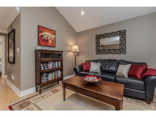 1-641 Greenwood Drive, Burlington, ON - Indoor Photo Showing Living Room