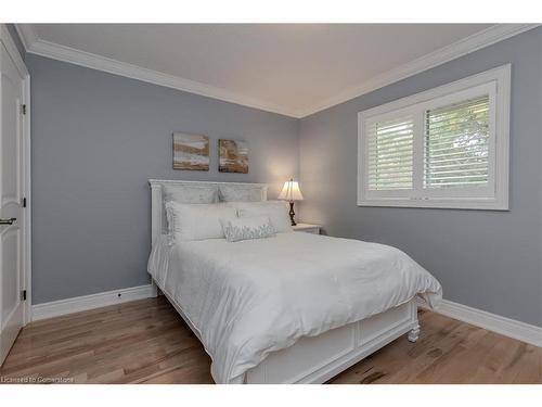 1-641 Greenwood Drive, Burlington, ON - Indoor Photo Showing Bedroom