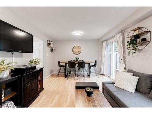 31-386 Highland Road W, Stoney Creek, ON - Indoor Photo Showing Living Room