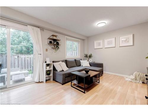 31-386 Highland Road W, Stoney Creek, ON - Indoor Photo Showing Living Room