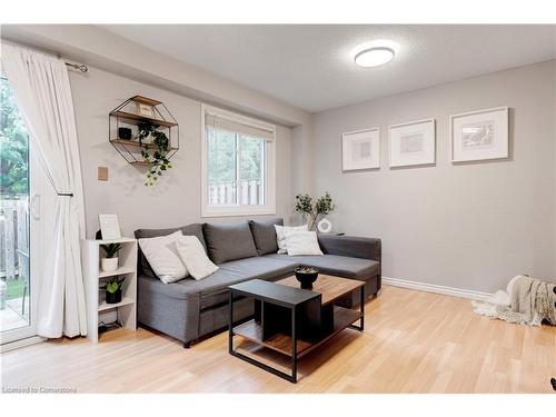 31-386 Highland Road W, Stoney Creek, ON - Indoor Photo Showing Living Room