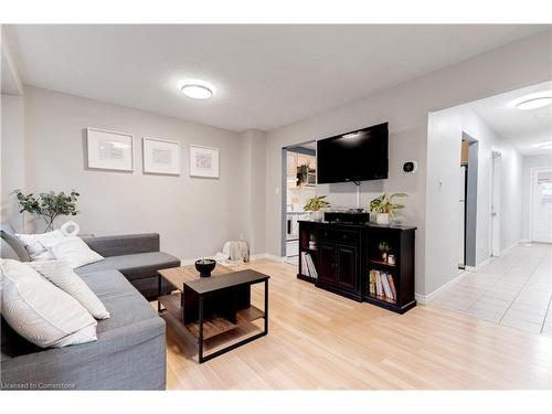 31-386 Highland Road W, Stoney Creek, ON - Indoor Photo Showing Living Room