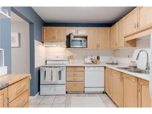 31-386 Highland Road W, Stoney Creek, ON - Indoor Photo Showing Kitchen With Double Sink