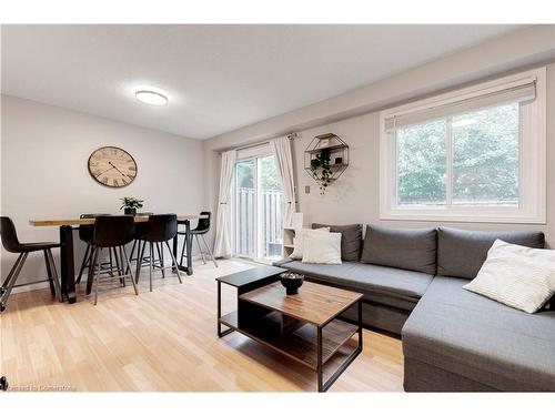 31-386 Highland Road W, Stoney Creek, ON - Indoor Photo Showing Living Room