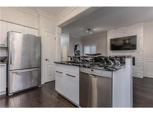 5032 Mercer Common, Burlington, ON - Indoor Photo Showing Kitchen With Stainless Steel Kitchen With Upgraded Kitchen