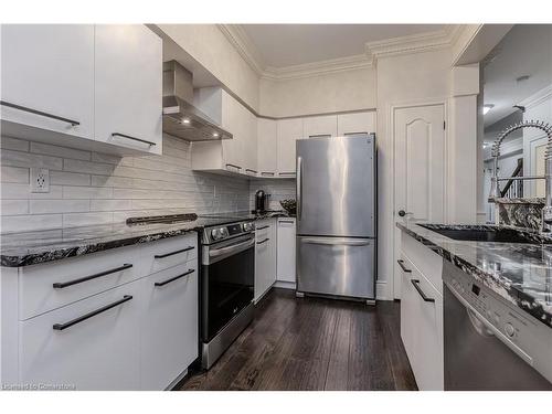 5032 Mercer Common, Burlington, ON - Indoor Photo Showing Kitchen With Stainless Steel Kitchen With Upgraded Kitchen