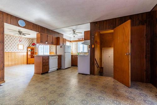 24 Clapham Road, Hamilton, ON - Indoor Photo Showing Kitchen