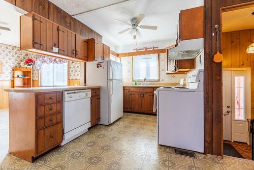 24 Clapham Road, Hamilton, ON - Indoor Photo Showing Kitchen