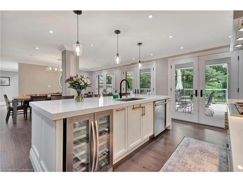 18 St Anns Court, Ancaster, ON - Indoor Photo Showing Kitchen With Upgraded Kitchen