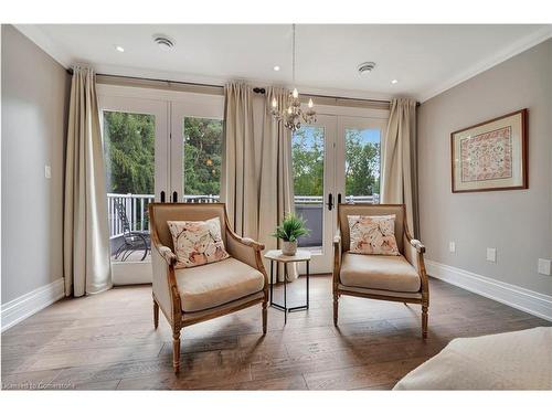 18 St Anns Court, Ancaster, ON - Indoor Photo Showing Living Room