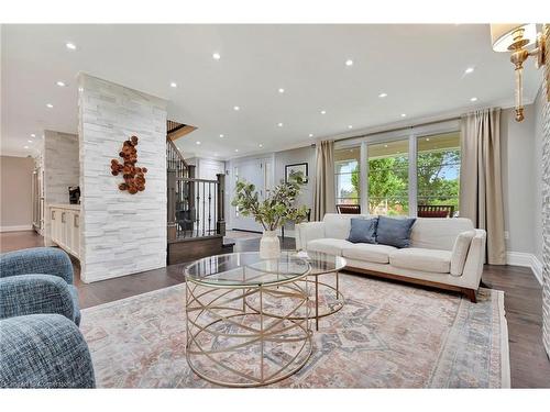 18 St Anns Court, Ancaster, ON - Indoor Photo Showing Living Room