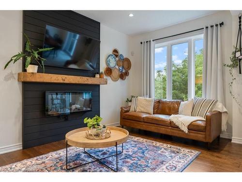 103 Summerberry Way, Hamilton, ON - Indoor Photo Showing Living Room