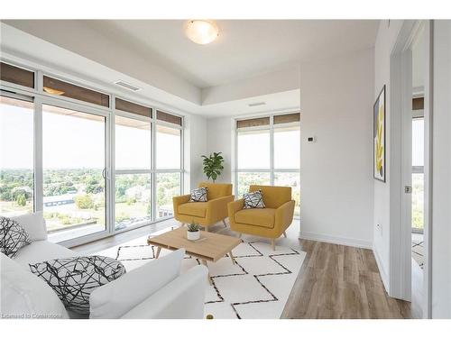 902-470 Dundas Street E, Waterdown, ON - Indoor Photo Showing Living Room