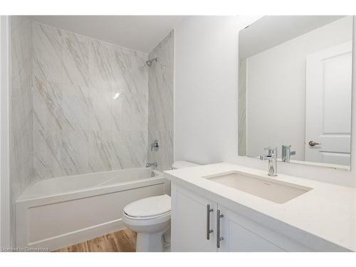 902-470 Dundas Street E, Waterdown, ON - Indoor Photo Showing Bathroom