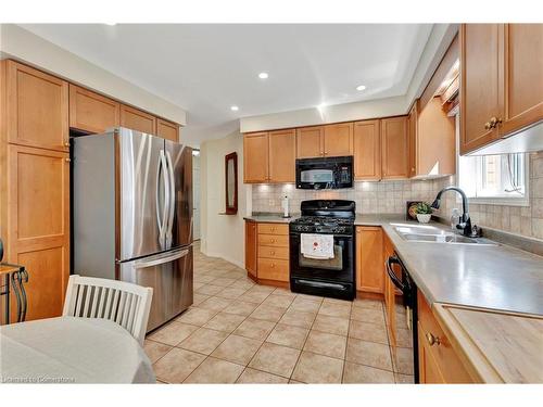 30 Meadowpoint Drive, Hamilton, ON - Indoor Photo Showing Kitchen With Double Sink