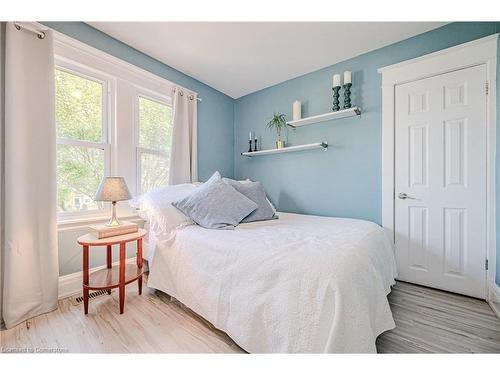 100 Crosthwaite Avenue N, Hamilton, ON - Indoor Photo Showing Bedroom