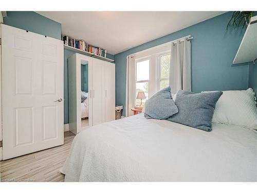 100 Crosthwaite Avenue N, Hamilton, ON - Indoor Photo Showing Bedroom