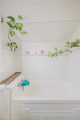 100 Crosthwaite Avenue N, Hamilton, ON - Indoor Photo Showing Bathroom