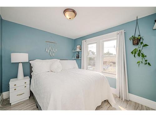 100 Crosthwaite Avenue N, Hamilton, ON - Indoor Photo Showing Bedroom