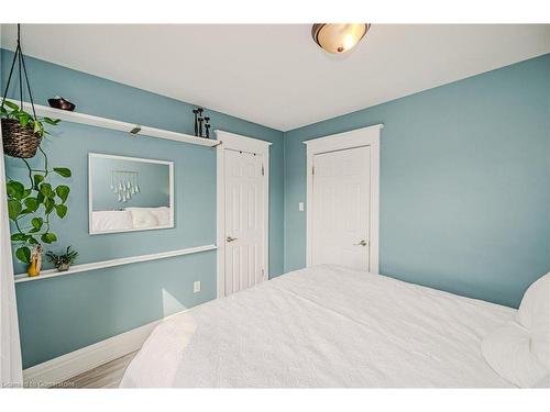 100 Crosthwaite Avenue N, Hamilton, ON - Indoor Photo Showing Bedroom