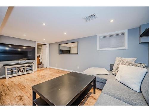 100 Crosthwaite Avenue N, Hamilton, ON - Indoor Photo Showing Living Room