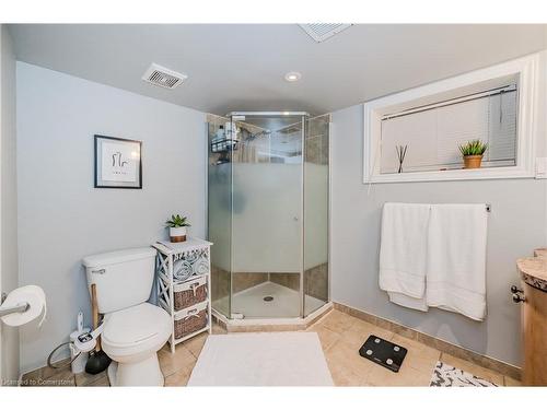 100 Crosthwaite Avenue N, Hamilton, ON - Indoor Photo Showing Bathroom