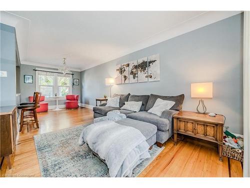 100 Crosthwaite Avenue N, Hamilton, ON - Indoor Photo Showing Living Room