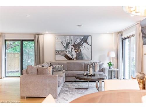 3410 Spruce Avenue, Burlington, ON - Indoor Photo Showing Living Room