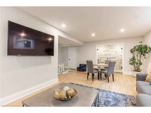 3410 Spruce Avenue, Burlington, ON - Indoor Photo Showing Living Room