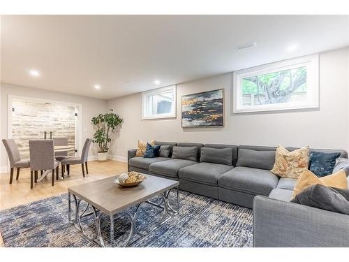 3410 Spruce Avenue, Burlington, ON - Indoor Photo Showing Living Room