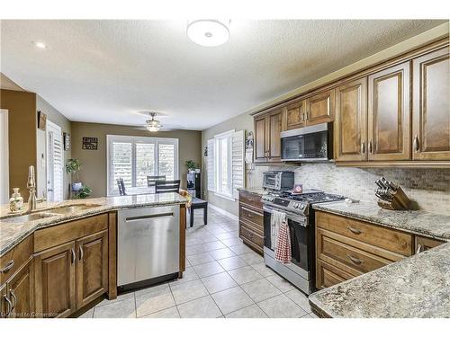 118 Dunrobin Drive Drive, Caledonia, ON - Indoor Photo Showing Kitchen