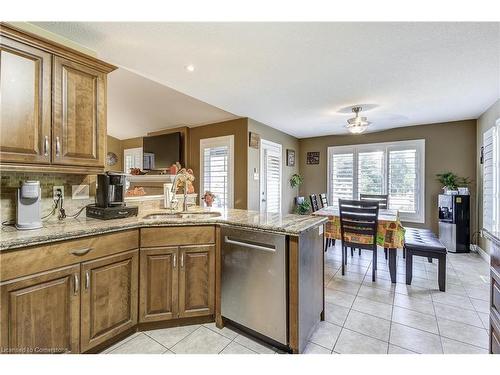 118 Dunrobin Drive Drive, Caledonia, ON - Indoor Photo Showing Kitchen