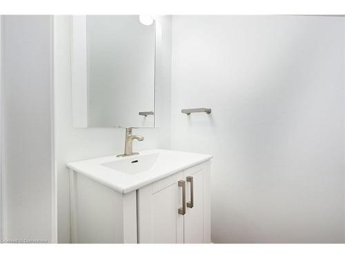 250 San Francisco Avenue, Hamilton, ON - Indoor Photo Showing Bathroom