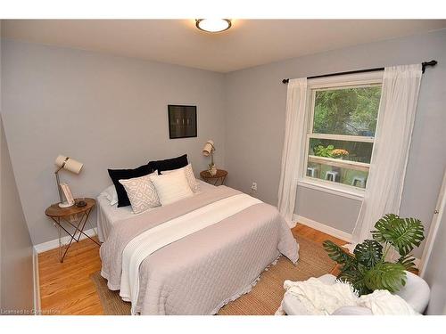 400 East 43Rd Street, Hamilton, ON - Indoor Photo Showing Bedroom