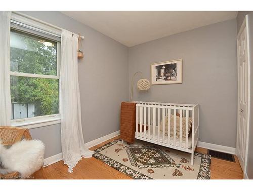 400 East 43Rd Street, Hamilton, ON - Indoor Photo Showing Bedroom